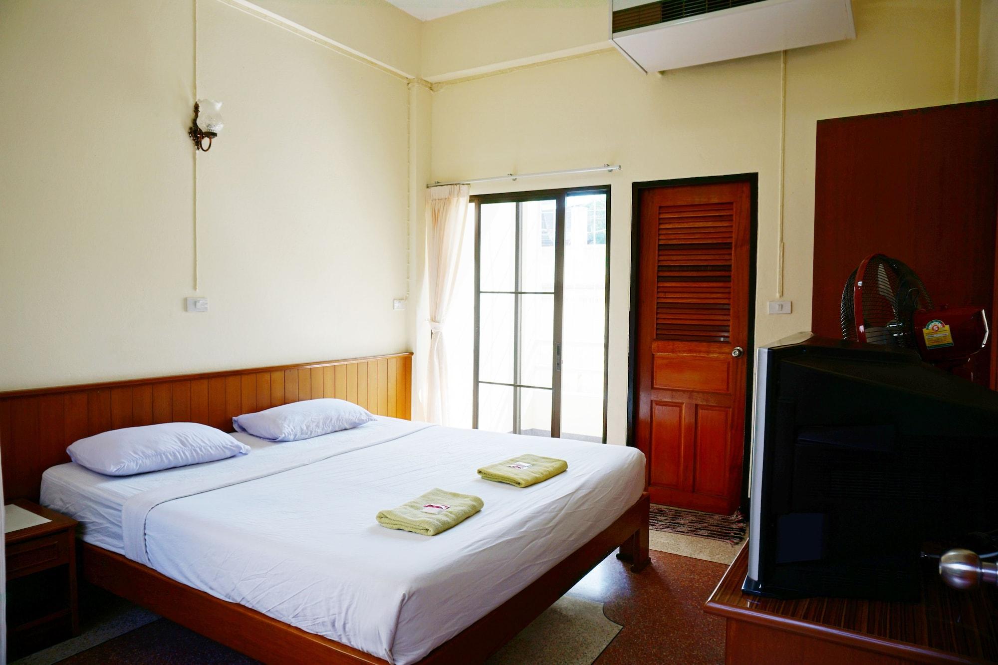 Safe House Court Hotel Чиангмай Екстериор снимка