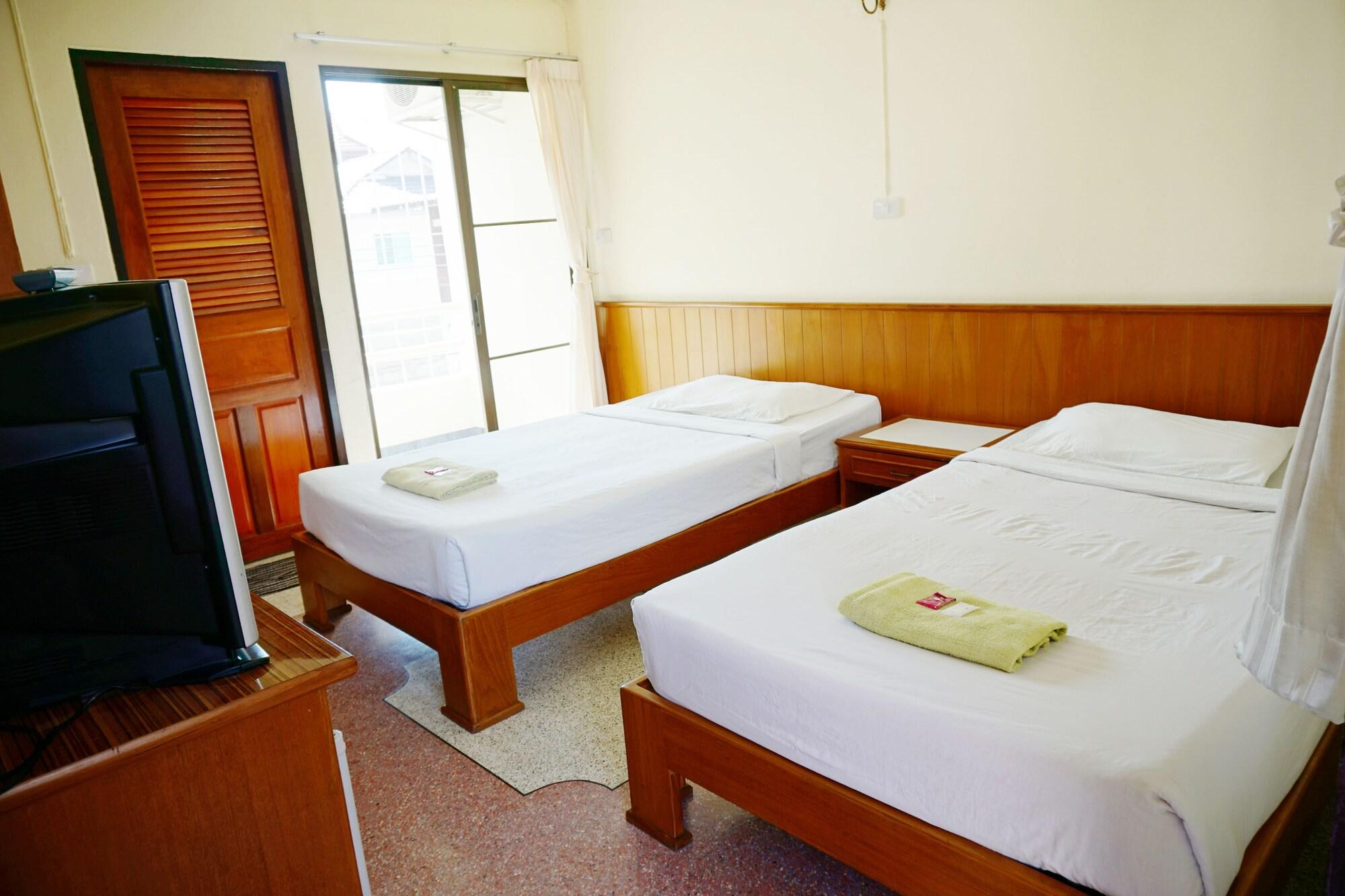 Safe House Court Hotel Чиангмай Екстериор снимка