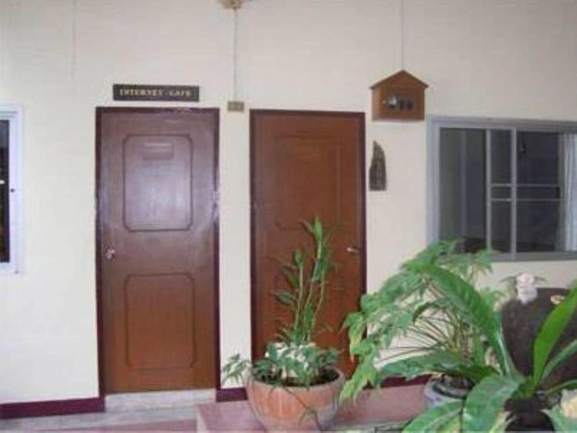 Safe House Court Hotel Чиангмай Екстериор снимка