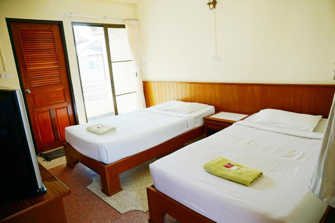 Safe House Court Hotel Чиангмай Екстериор снимка